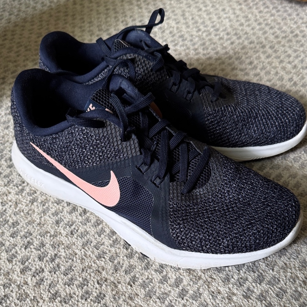 Nike Women's Navy and Pink Knit Sneakers
